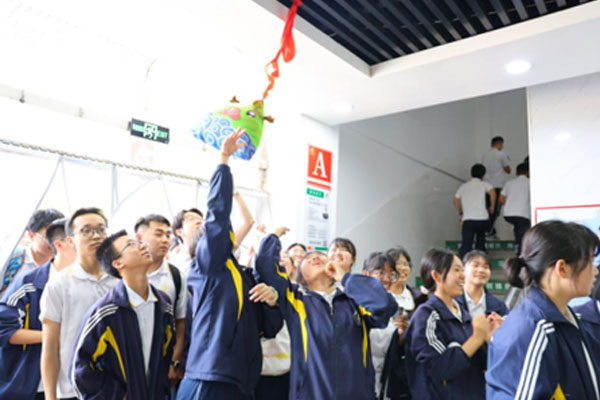 ��2��Ա�������ٷ���վ